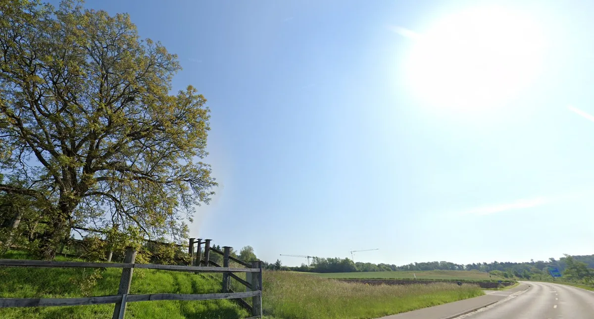 Ein Deponiestandort im besten Licht: Aufgrund der Nähe zu Verwertungsanlagen und zur Autobahn befürwortet der Gemeinderat Volketswil den geplanten Deponiestandort Brunnacher. Ein Acker liegt neben einer Strasse.